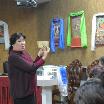 Студенты прикоснулись к тайнам тибетских рукописей на лекции тибетолога Риты Сумба