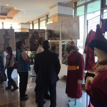 В театре в честь Шагаа прошла выставка тувинской традиционной одежды