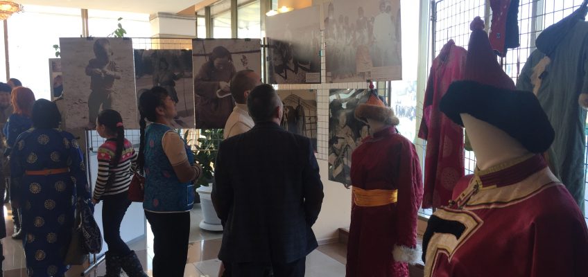 В театре в честь Шагаа прошла выставка тувинской традиционной одежды