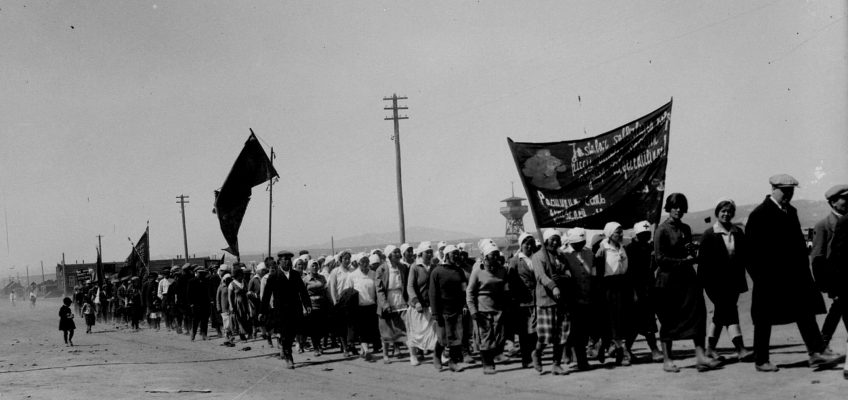 Фотография В.П. Ермолаева «Медицинские сестры на первомайском параде в Кызыле. 1932 г.»