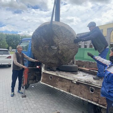 Необычный экспонат из села Дурген — камень водяной мельницы