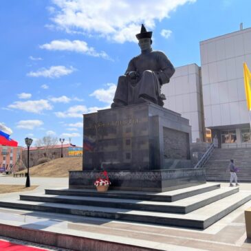 Митинг и торжественное возложение цветов к памятнику Монгуша Буяна-Бадыргы