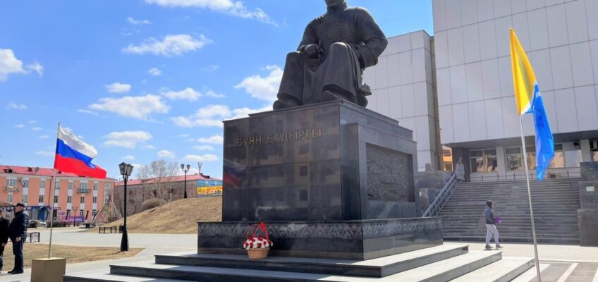 Митинг и торжественное возложение цветов к памятнику Монгуша Буяна-Бадыргы