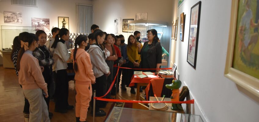 Выставку «Мир детства в Туве» продолжают посещать учащиеся школ Кызыла