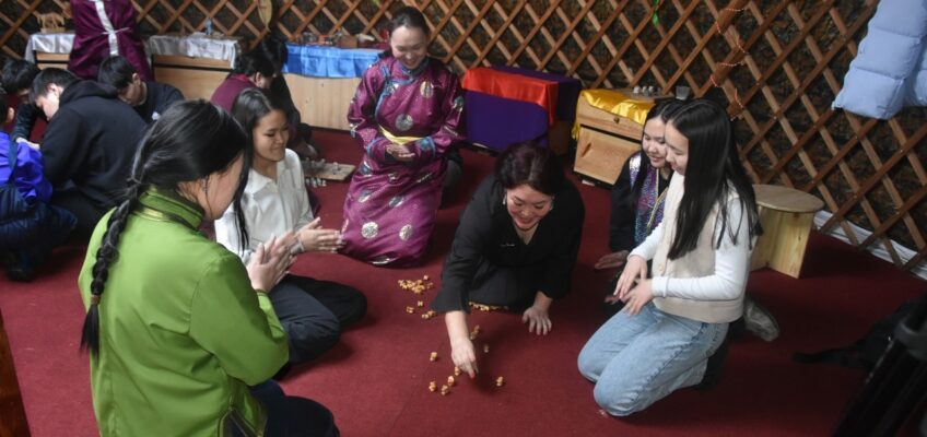 Школьники Кызыла знакомятся с традициями Шагаа